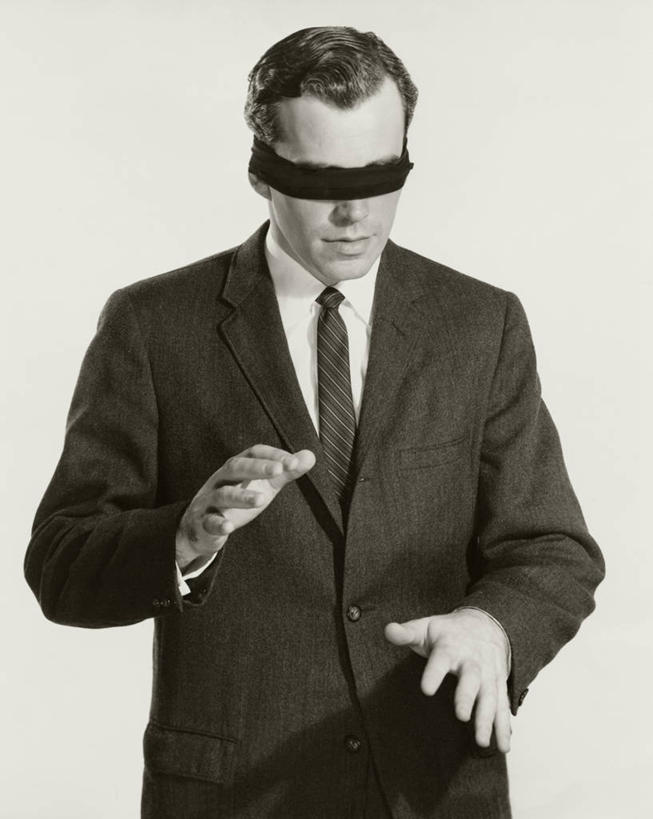 成年人,一个人,商务人士,商务男性,竖图,室内,衬衫,商务,仅一个男性,套装,眼罩,遮,遮掩,摄影,掩盖,遮挡,商务装,工薪阶层,遮盖,掩饰,男人,白领,上班族,彩图,衬衣