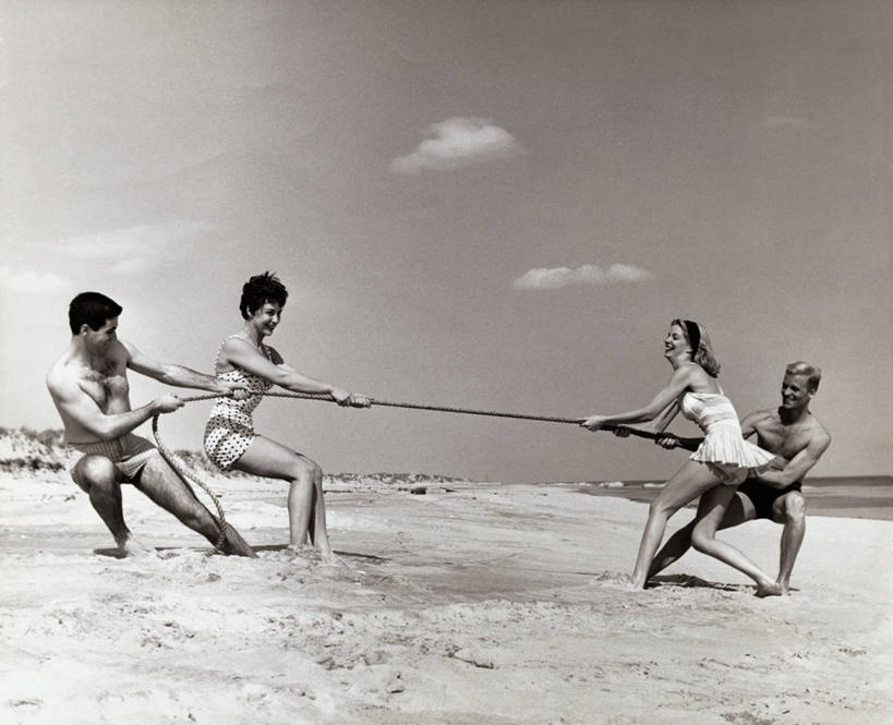 西方人,四个人,拉,横图,室外,泳装,友谊,团队,竞争,拔河,欧洲,欧洲人,力量,摄影,男性,女性,白种人,年轻人,海滩,彩图,伴侣