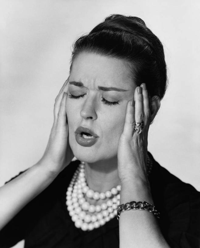 西方人,成年人,老年人,一个人,竖图,黑白,室内,项链,珠宝,欧洲,欧洲人,仅一个女性,仅一个人,戒指,仅一个中年女性,生病,摄影,头痛,腕表,痛苦,女人,女性,中年女性,白种人