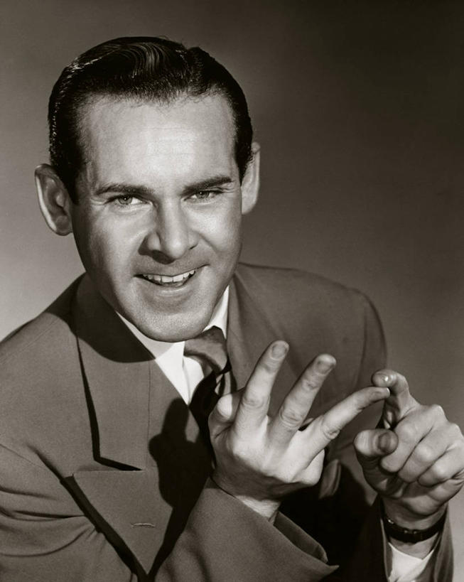 西方人,成年人,老年人,眼睛,一个人,商务人士,商务男性,微笑,竖图,室内,衬衫,商务,快乐,贪欲,欧洲,欧洲人,瞳孔,仅一个男性,仅一个人,仅一个中年男性,套装,人体,眼部,摄影,商务装,恶魔,工薪阶层,伯爵,男人,男性,中年男性,白种人,眼,白领,上班族,彩图,衬衣