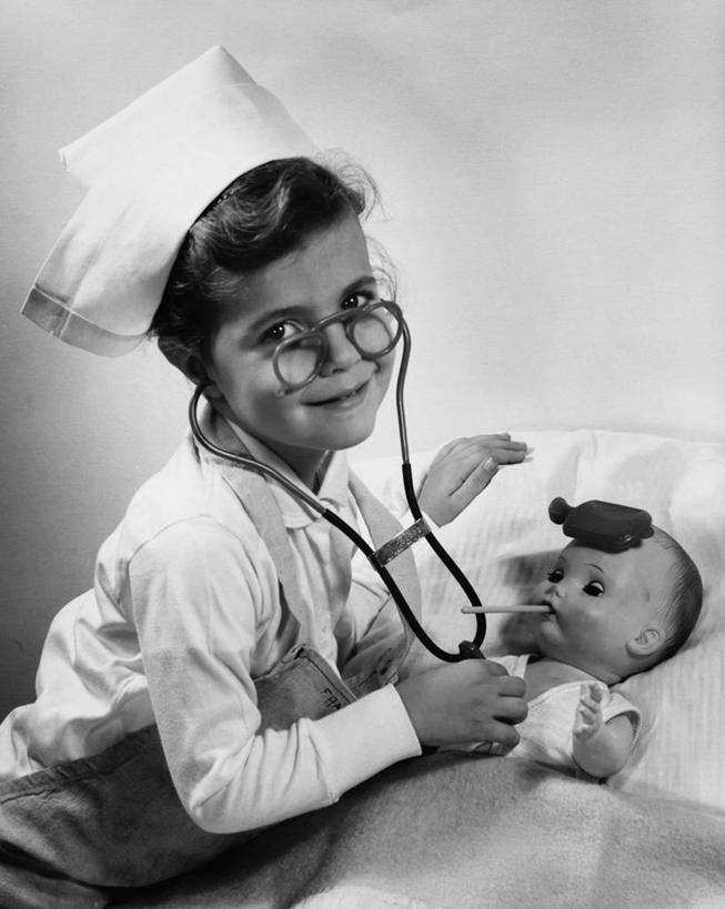 西方人,儿童,一个人,医生,护士,竖图,黑白,室内,纯洁,玩具,欧洲,欧洲人,仅一个女性,仅一个人,表演,检查,娃娃,温度计,眼镜,水瓶,小孩,听诊器,仅一个小孩,鸭舌帽,可爱,童年,童趣,摄影,考试,关爱,童真,烂漫,无邪,天真,女孩,女人,女性,白种人,孩子,女生