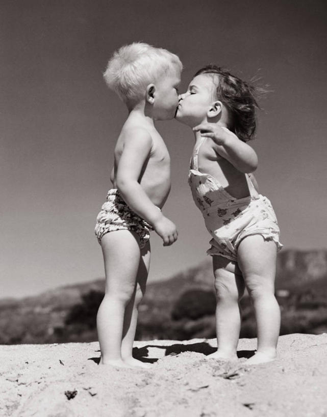 西方人,儿童,两个人,竖图,度假,纯洁,欧洲,欧洲人,沙子,浪漫,可爱,童年,童趣,摄影,生活方式,童真,烂漫,无邪,天真,男孩,男性,女孩,女性,白种人,亲吻,彩图,伴侣,幼儿