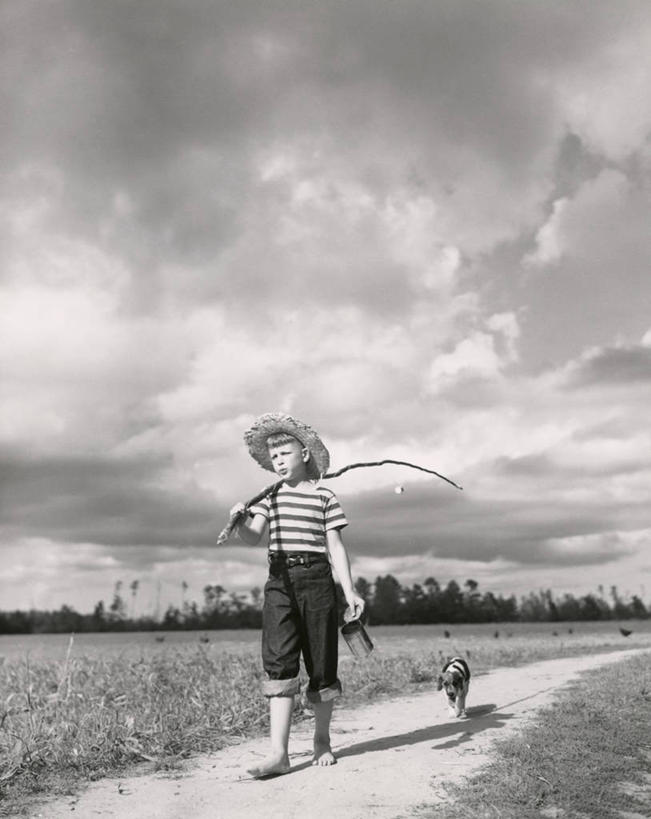 儿童,一个人,竖图,室外,白天,纯洁,懒惰,狗,帽子,仅一个男性,仅一个人,弯曲,云,小路,热,设备,物品,小孩,动物,仅一个小孩,赤脚,放松,可爱,童年,童趣,摄影,童真,烂漫,无邪,天真,男孩,男人,男性,孩子,钓竿,步行,彩图,钓鱼,小猎犬,男生,动机