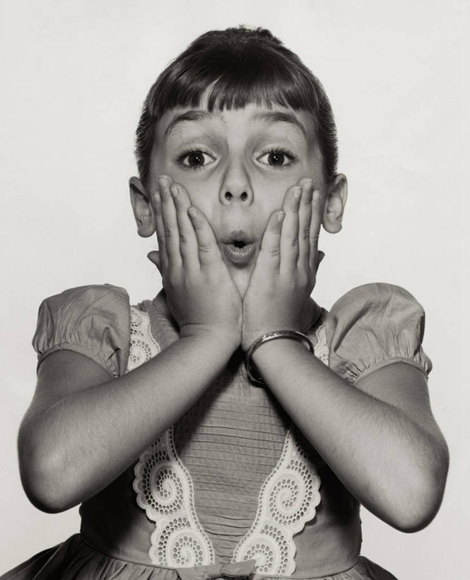 儿童,一个人,竖图,室内,纯洁,珠宝,仅一个女性,仅一个人,刺激,小孩,仅一个小孩,可爱,童年,童趣,凝视,摄影,手镯,惊奇,疑惑,童真,质疑,烂漫,无邪,猜忌,猜疑,天真,震惊,女孩,女人,女性,孩子,彩图,疑心,女生,怀疑