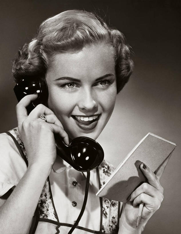 西方人,成年人,一个人,打电话,竖图,黑白,室内,购物,通讯,欧洲,欧洲人,仅一个女性,围裙,纸,笔记本,铅笔,摄影,消息,女人,白种人,电话机,超级市场,彩图