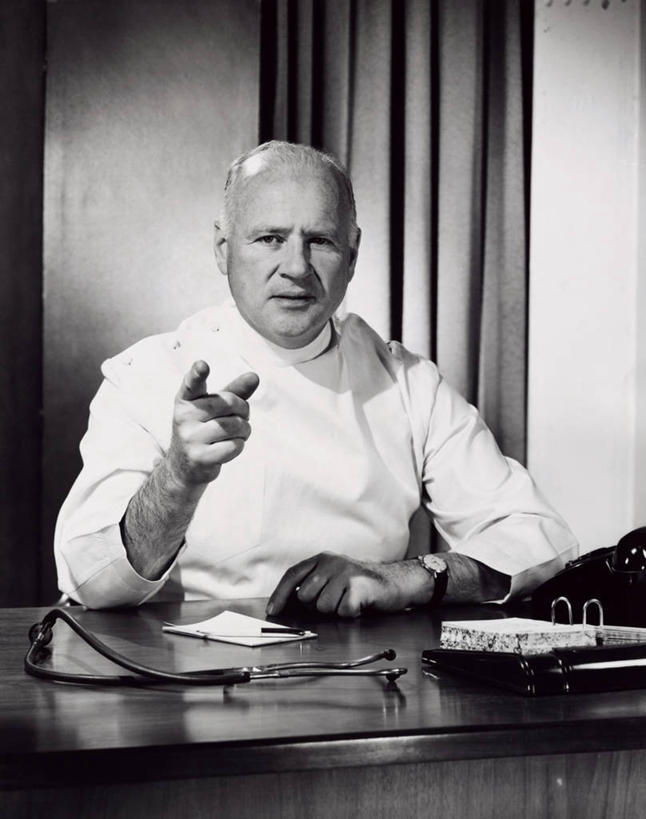 成年人,一个人,医生,打电话,竖图,室内,讨论,通讯,窗帘,仅一个男性,纸,书桌,水笔,听诊器,责备,工业,摄影,腕表,男人,电话机,说话,彩图