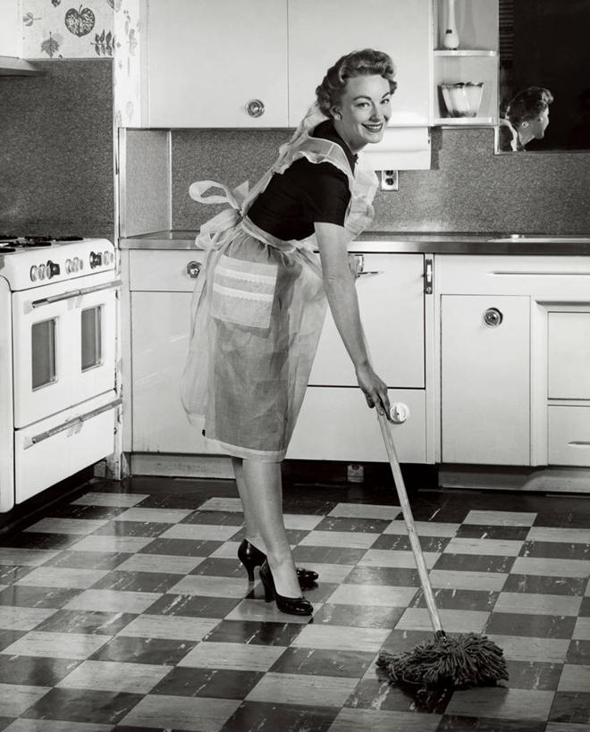 西方人,成年人,老年人,一个人,竖图,室内,家务,厨房,欧洲,欧洲人,仅一个女性,仅一个人,围裙,拖把,仅一个中年女性,摄影,打扫,女人,女性,中年女性,白种人,彩图