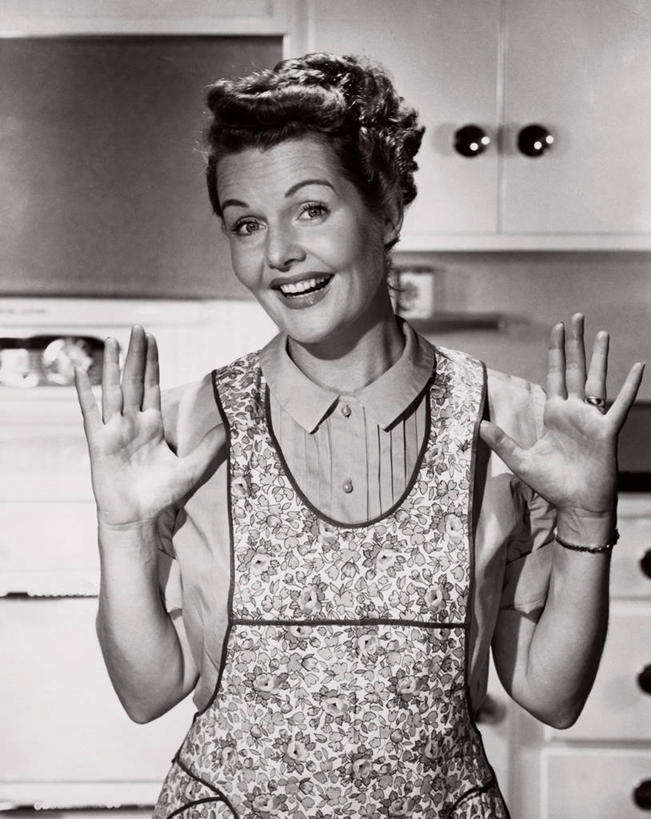 西方人,成年人,老年人,一个人,竖图,室内,家务,快乐,厨房,欧洲,欧洲人,仅一个女性,仅一个人,围裙,仅一个中年女性,摄影,女人,女性,中年女性,白种人,彩图