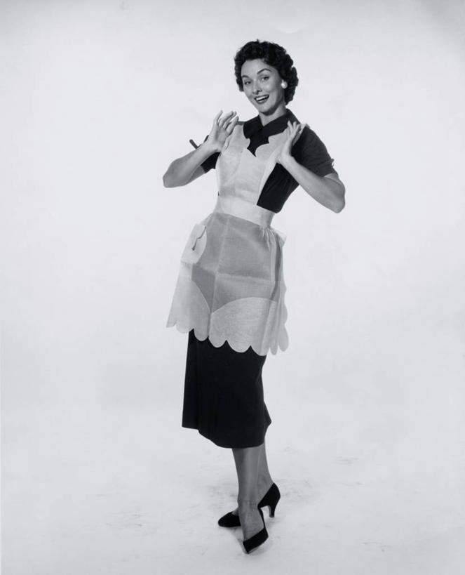 西方人,成年人,老年人,拇指,一个人,竖图,室内,家务,快乐,骄傲,信心,欧洲,欧洲人,仅一个女性,仅一个人,围裙,仅一个中年女性,摄影,女人,女性,中年女性,白种人,彩图,欢乐