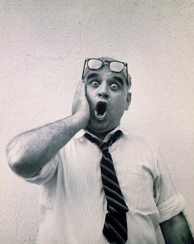 西方人,成年人,老年人,一个人,商务人士,商务男性,竖图,室内,衬衫,商务,欧洲,欧洲人,仅一个男性,套装,眼镜,凝视,摄影,警铃,惊奇,恐怖,商务装,工薪阶层,脱发,震惊,男人,白种人,白领,上班族,彩图,衬衣