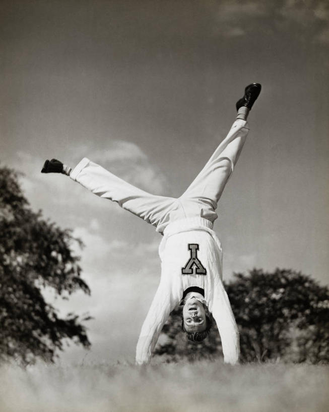 西方人,少年,一个人,竖图,室外,白天,运动,欧洲,欧洲人,仅一个男性,仅一个人,仅一个年轻男性,摄影,青春期,啦啦队,队服,侧手翻,男人,男性,年轻男性,白种人,彩图