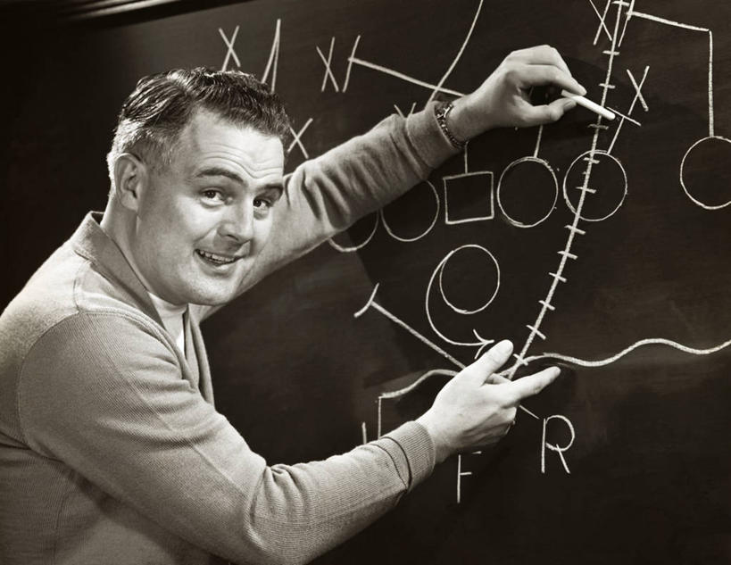 西方人,成年人,老年人,一个人,横图,室内,运动,欧洲,欧洲人,仅一个男性,仅一个人,仅一个中年男性,图表,粉笔,黑板,教练,摄影,策略,美式足球,男人,男性,中年男性,白种人,彩图