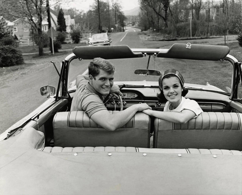 两个人,横图,室外,白天,汽车,运输,摄影,男性,女性,彩图