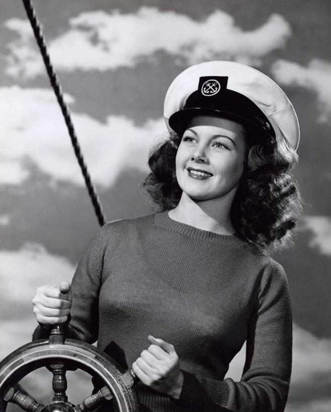 西方人,成年人,一个人,微笑,竖图,室外,白天,运动,信心,船,帽子,欧洲,欧洲人,仅一个年轻女性,仅一个女性,仅一个人,车轮,驾驶,摄影,生活方式,航海,宁静,船长,无忧无虑,冒险,年轻女性,女人,女性,白种人,年轻人,彩图