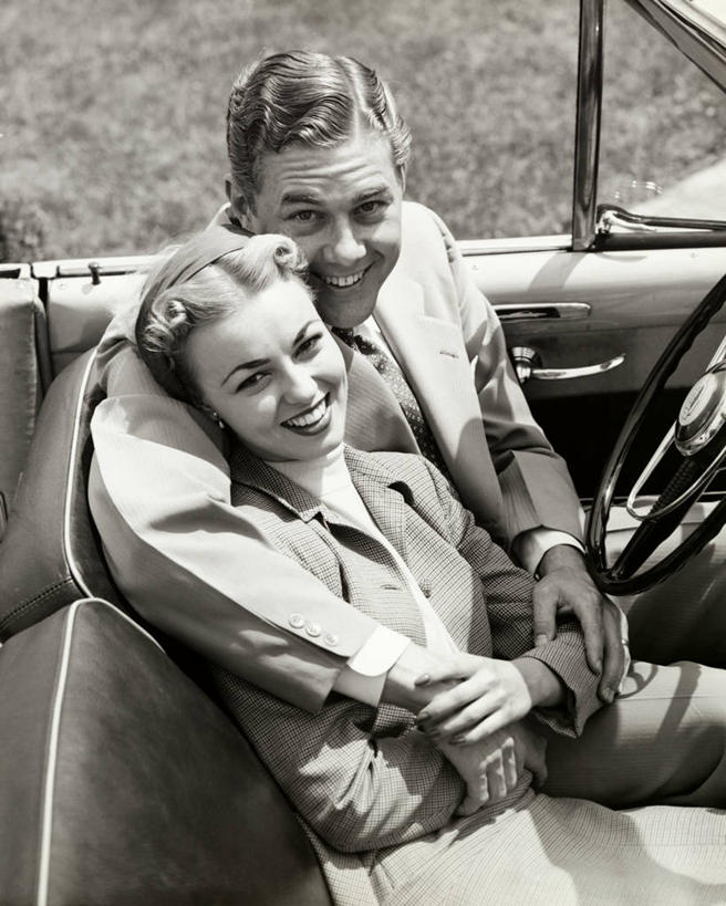 两个人,微笑,竖图,室外,白天,度假,快乐,旅途,汽车,浪漫,敞篷车,运输,摄影,团结,男性,女性,年轻人,拥抱,彩图,伴侣