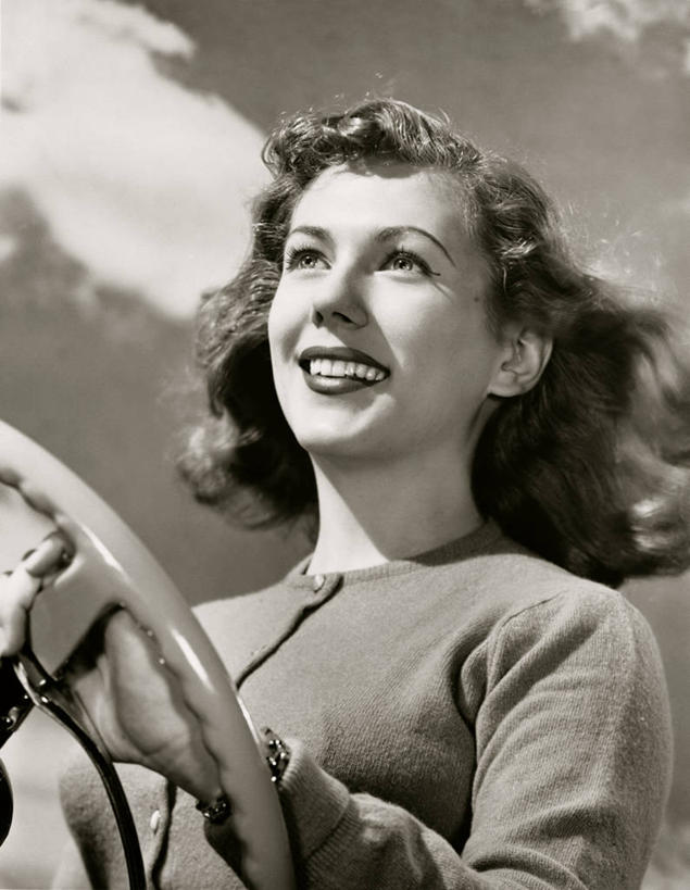 西方人,成年人,一个人,竖图,室外,白天,汽车,欧洲,欧洲人,仅一个年轻女性,仅一个女性,仅一个人,敞篷车,运输,摄影,驾车,年轻女性,女人,女性,白种人,年轻人,彩图