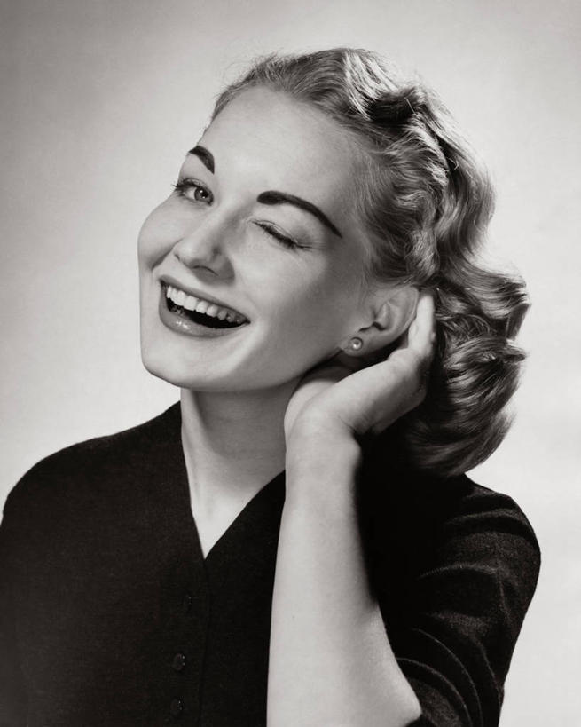 西方人,成年人,一个人,笑,微笑,竖图,室内,快乐,满意,欧洲,欧洲人,仅一个年轻女性,仅一个女性,仅一个人,听,休闲装,凝视,摄影,舒适,等,私密,恶作剧,年轻女性,女人,女性,白种人,年轻人,彩图,挤眉弄眼,好奇心