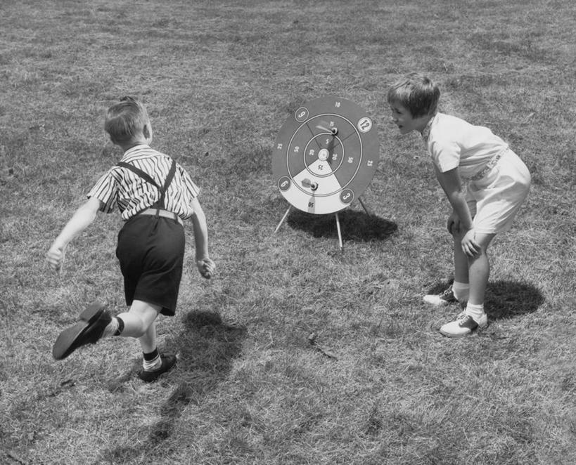 西方人,儿童,两个人,横图,俯视,室外,白天,度假,幸福,纯洁,运动,欧洲,欧洲人,弯腰,阴影,草,小孩,背面,可爱,童年,童趣,摄影,准确,享乐,瞄准,童真,烂漫,无邪,技能,天真,男孩,女孩,白种人,孩子,休闲活动,扔,彩图,高角度拍摄,镖