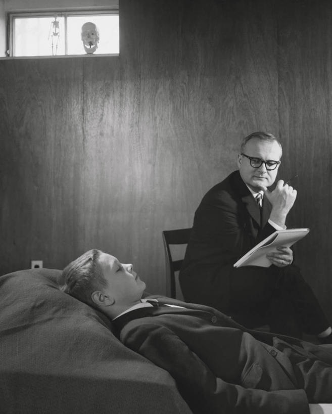 西方人,儿童,成年人,中年人,老年人,下巴,手,两个人,医生,病人,坐,竖图,室内,纯洁,床,卧室,欧洲,欧洲人,撑,正装,二郎腿,托腮,注视,小孩,观察,看,托,生病,放松,可爱,童年,童趣,人体,摄影,观看,察看,关注,托下巴,问题,童真,催眠师,烂漫,无邪,恢复,替代疗法,技能,天真,老年男性,男孩,男人,白种人,孩子,睡觉,半身,彩图,精神疾病