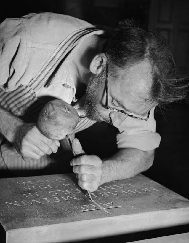 西方人,成年人,中年人,老年人,一个人,竖图,黑白,室内,欧洲,美国,欧洲人,仅一个男性,工具,眼镜,砖,注视,观察,看,职业,摄影,观看,察看,创造力,专心,凿子,北美,罗得岛,关注,手艺,工匠,槌棒,技能,美术工艺,老年男性,中年男性,白种人,半身,泥瓦匠