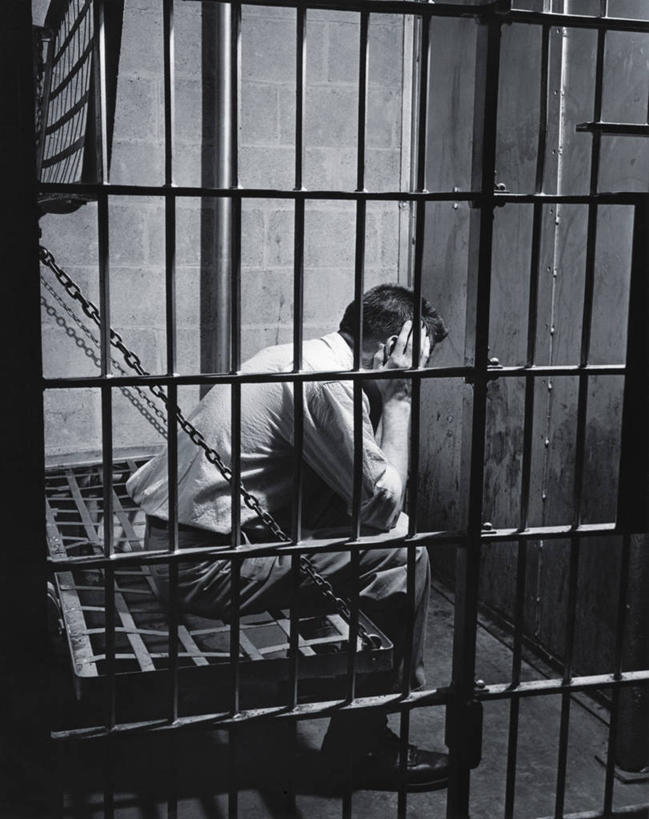 西方人,成年人,头,手,一个人,坐,竖图,室内,失败,鞋子,欧洲,欧洲人,仅一个男性,沮丧,金属,托腮,注视,休闲装,观察,看,思考,监狱,人体,摄影,观看,犯罪,察看,犯人,关注,牢房,处罚,挫败,悲哀,男人,白种人,头部,彩图,法律,独处