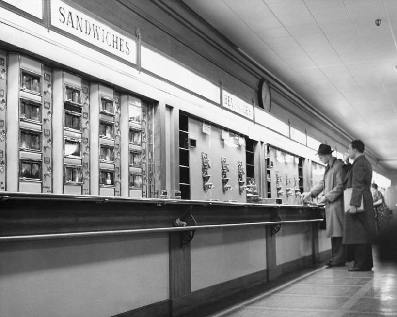 成年人,两个人,横图,黑白,室内,帽子,朦胧,模糊,文字,三明治,食品,饮食,自助餐,摄影,英文字母,茶水间,餐馆