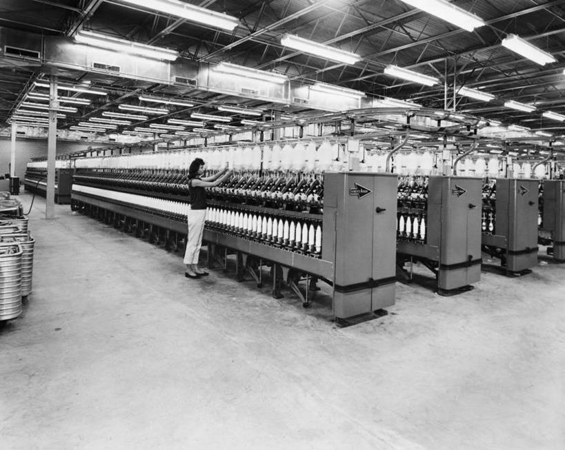 一个人,横图,黑白,室内,工人,职业,工业,摄影,羊毛,制造,纺织厂,荧光灯,技能,机件,女性,员工,匠人,劳动者,体力工,官位,官职,职位,纺织工业