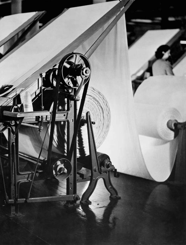 成年人,一个人,工厂,竖图,黑白,室内,生产线,流水线,纺织品,仅一个女性,旋转,设备,物品,工人,背面,车轮,职业,工业,摄影,制造,纺织厂,棉线,磨坊,技能,手纺车,女人,员工,匠人,劳动者,体力工,官位,官职,社会问题,职位,纺织工业,纱厂,工业机械