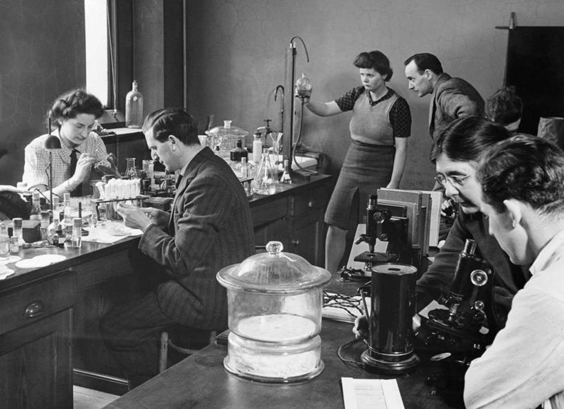 西方人,人群,坐,横图,黑白,室内,技术,科技,英国,欧洲,欧洲人,正装,检查,研究,科学,显微镜,实验室,书桌,英格兰,瓶子,教室,摄影,生物学,专心,知识,广口瓶,科学实验,生物化学,男性,女性,白种人,大学生,讲师,半身,大学