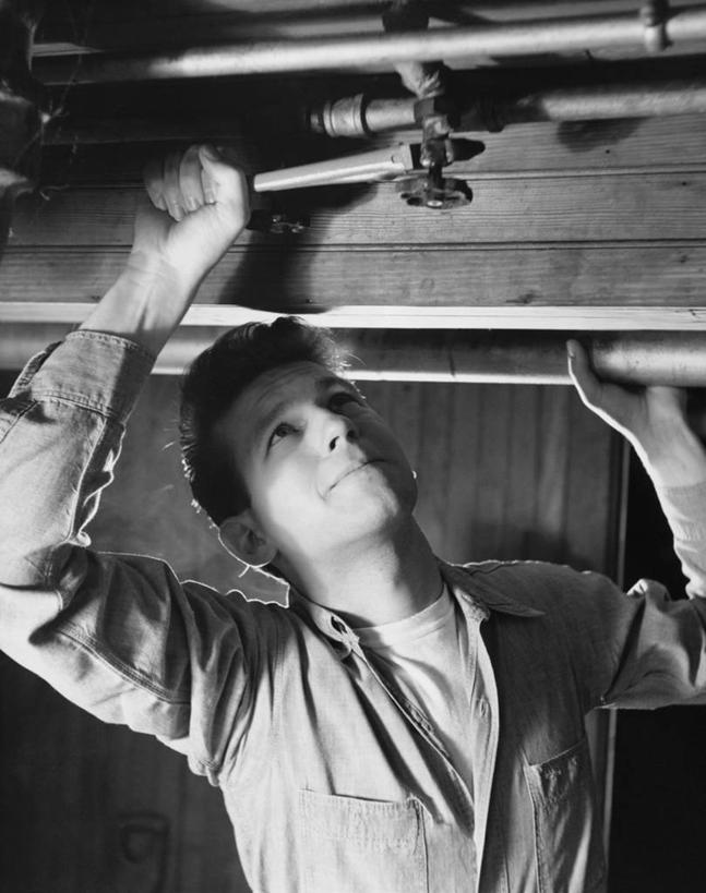 西方人,成年人,中年人,老年人,脸,头,脸颊,一个人,竖图,黑白,室内,建材,装修,金属制品,欧洲,欧洲人,仅一个男性,金属,工具,管子,管道,肩膀,工人,向上看,职业,钢管,摄影,修理,专心,破裂,努力,建筑材料,手工具,技能,活动扳手,老年男性,中年男性,白种人,头部,脸部,脸蛋,面部,管道工,员工,匠人,劳动者,体力工,泄漏,输油管道