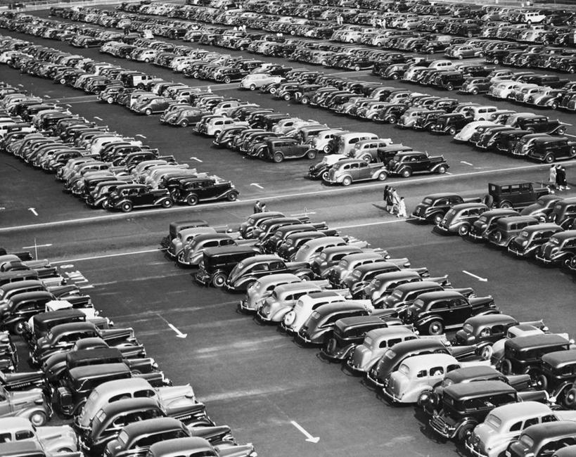 人群,停车场,横图,俯视,黑白,室外,白天,汽车,朦胧,模糊,车,停车,交通工具,运输,摄影,载具,高角度拍摄