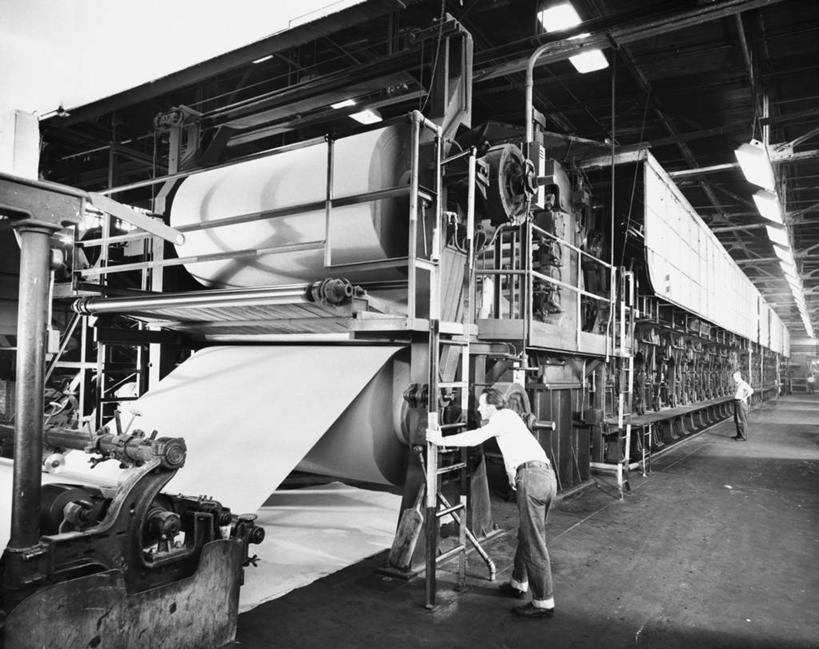 成年人,两个人,工厂,横图,黑白,室内,床单,工人,职业,卷起,工业,摄影,制造,纺织厂,石棉,员工,匠人,劳动者,体力工,纺织工业
