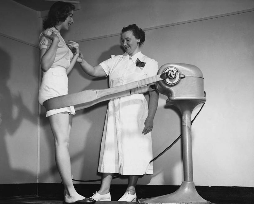 西方人,成年人,中年人,老年人,两个人,教师,健身房,微笑,横图,黑白,室内,化妆,美容,锻炼,快乐,幸福,欧洲,欧洲人,护肤,阴影,检查,注视,设备,运动器械,腰带,物品,观察,看,靠,靠着,保养,享受,休闲,健康,健身器械,放松,保健,摄影,井,生活方式,观看,活动,电,察看,准确,关注,健身器材,创新,健康食物,养颜,队服,教员,老年女性,年轻女性,女人,中年女性,白种人,年轻人,老师,休闲活动,SPA美容,先生,运动器材,脉诊