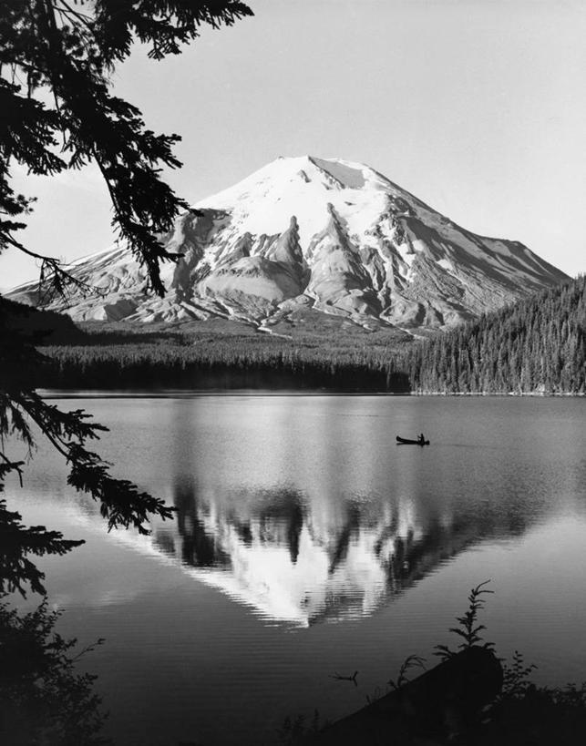 一个人,竖图,黑白,室外,白天,湖,森林,山,水,雪,雪山,船,华盛顿,美国,朦胧,模糊,反射,山顶,北,树,风景,天空,自然,运输,摄影,宁静,北美,北美洲,都市风光,美洲,华盛顿州,常绿之州,常青州,北亚美利加洲,亚美利加洲,圣人,旅行,斯卡梅尼亚县,美利坚合众国,圣海伦火山