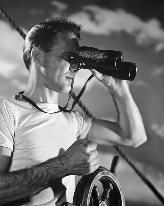 西方人,成年人,中年人,老年人,一个人,水手,竖图,黑白,室外,白天,旅途,船,欧洲,欧洲人,仅一个男性,云,T恤,注视,休闲装,方向,天空,观察,看,短袖,运输,摄影,观看,指导,察看,舵,关注,驾车,双筒望远镜,老年男性,中年男性,白种人,半身,旅行