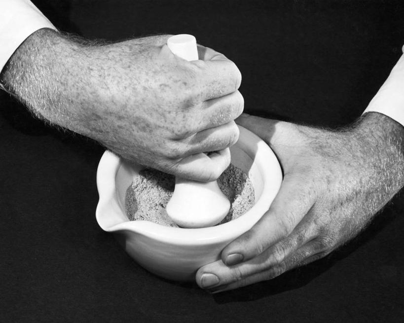 手,一个人,横图,黑白,室内,特写,药,科学,浪漫,手指,人体,摄影,部分,混合,研磨器,碎屑,男性