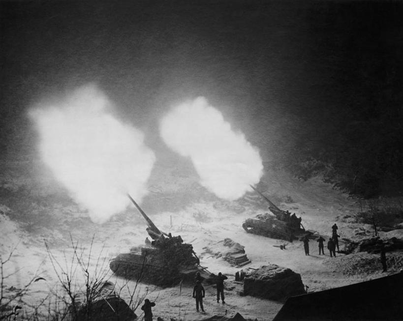 人群,坐,横图,俯视,黑白,室外,夜晚,风险,技术,射击,沙漠,炸弹,士兵,朦胧,模糊,军事,枪支,沙子,许多人,一群人,靶子,武器,烟,储油罐,战争,角度,摄影,巨大,庞大,保护,暴力,打斗,毁灭,进攻,导弹,坦克,轰炸,军队,爱国主义,勇气,朝鲜半岛,英雄,宏大,硕大,伟大,打靶,危险,高角度拍摄,美国军事