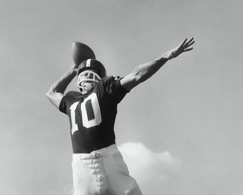 西方人,成年人,一个人,横图,室外,白天,仰视,运动服,运动,橄榄球,欧洲,欧洲人,仅一个男性,仅一个人,服装,数字,竞技运动,古典,注视,仅一个年轻男性,衣服,天空,观察,看,力量,摄影,服饰,观看,察看,衣着,穿着,关注,决心,努力,橄榄球运动员,美国文化,橄榄球头盔,衣饰,美式足球,男人,男性,年轻男性,白种人,年轻人,扔,彩图,低角度拍摄,运动装