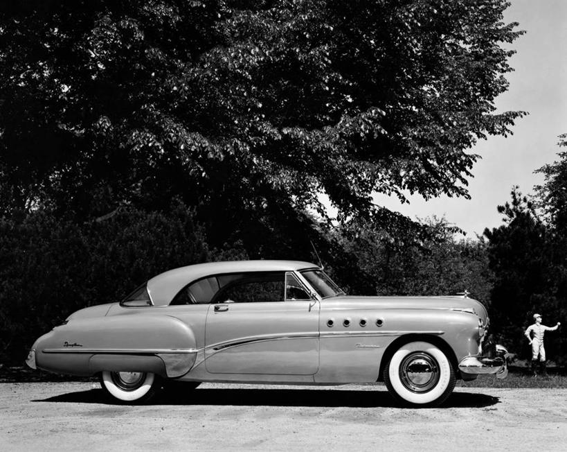 无人,横图,黑白,室外,白天,路,汽车,跑车,古典,车,树,交通工具,运输,摄影,停止,载具,老爷车,暂停,敞篷跑车,停滞,别克