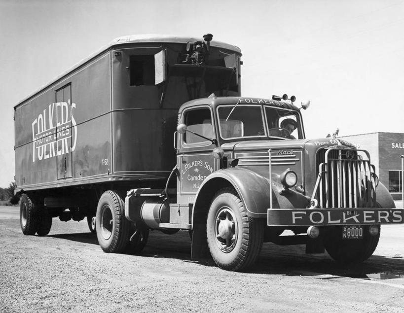 一个人,司机,横图,黑白,室外,白天,汽车,朦胧,模糊,文字,车,天空,交通工具,运输,摄影,英文字母,载具,驾车,大写字母,商用车