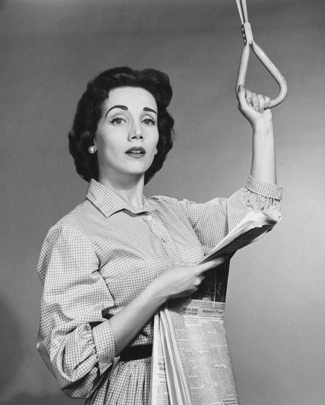 西方人,成年人,头发,一个人,竖图,黑白,室内,特写,旅途,火车,报纸,欧洲,欧洲人,仅一个年轻女性,仅一个女性,仅一个人,乘客,公共交通,拿着,休闲装,把手,思考,运输,摄影,生活方式,矮,支撑,握柄,肖像,年轻女性,女人,女性,白种人,年轻人,半身,短发,例行公事,传媒