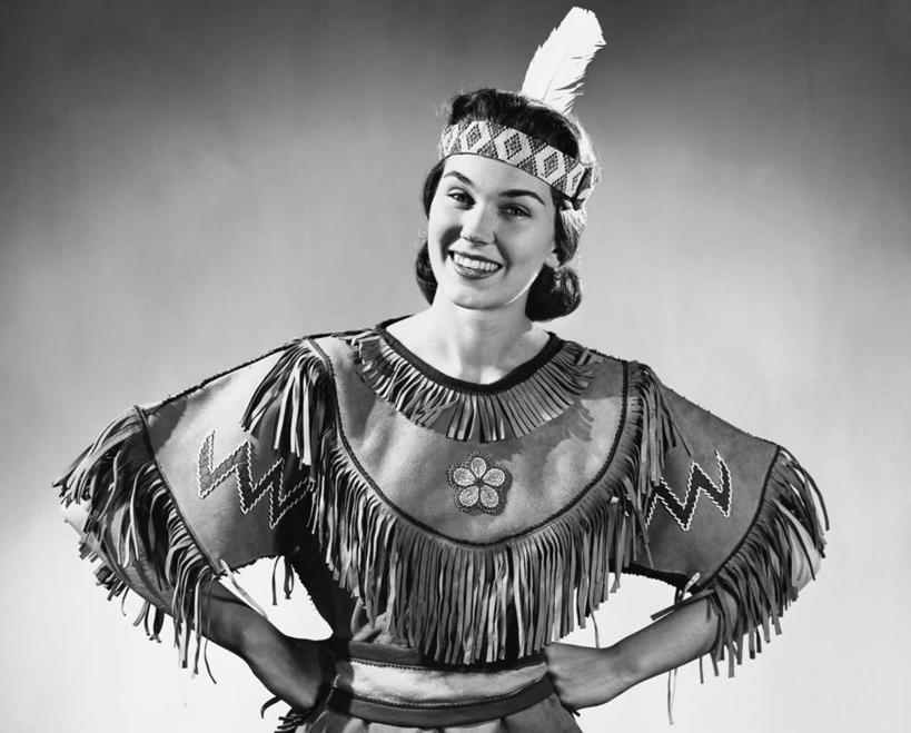 西方人,一个人,微笑,横图,黑白,室内,时尚,幸福,欧洲,欧洲人,头饰,古典,手叉腰,叉腰,摄影,双手叉腰,肖像,美国文化,女性,白种人,年轻人,半身,传统服装