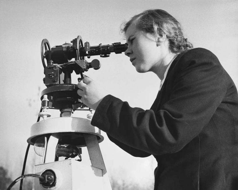 西方人,一个人,笑,微笑,横图,黑白,室外,白天,探险,欧洲,欧洲人,天文望远镜,注视,观察,看,眯眼,探索,眯,摄影,观看,察看,专心,关注,天文学,天文学家,女性,白种人,年轻人,半身