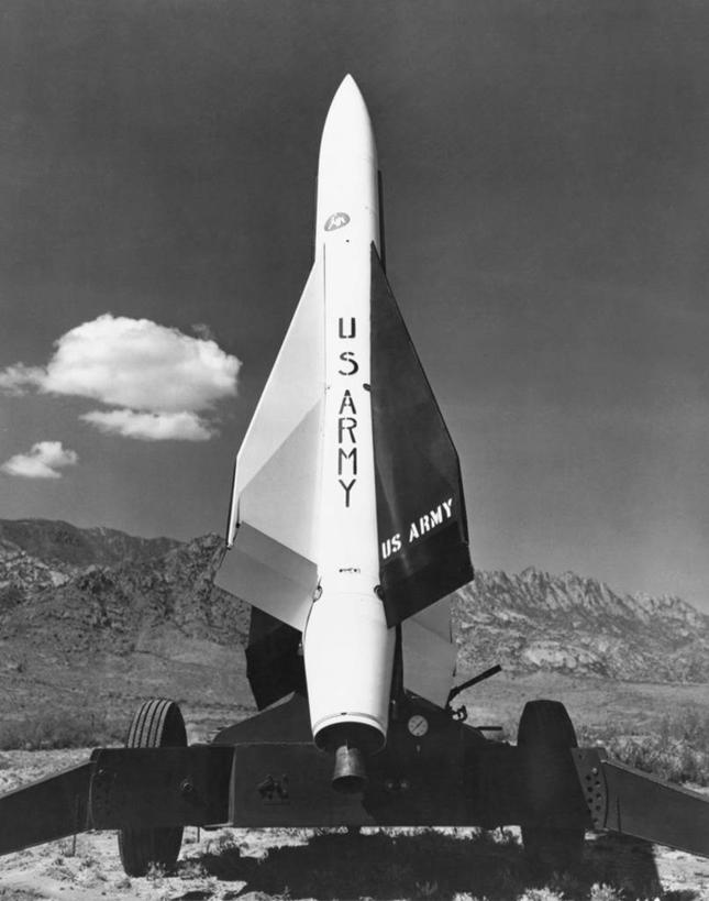 无人,竖图,黑白,室外,白天,仰视,风险,技术,山,山脉,墨西哥,美国,阴影,军事,沙子,云,北,白色,天空,武器,战争,角度,摄影,北美,装货,导弹,新墨西哥,勇气,危险,老鹰,低角度拍摄,美国军事,火箭加速器