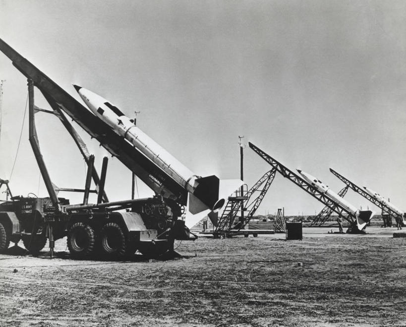 无人,横图,室外,白天,仰视,风险,技术,汽车,一排,阴影,整齐,军事,陆地,田地,车,排列,天空,交通工具,武器,战争,运输,角度,摄影,队列,载具,装货,导弹,核武器,勇气,危险,信任,彩图,低角度拍摄,美国军事,火箭加速器