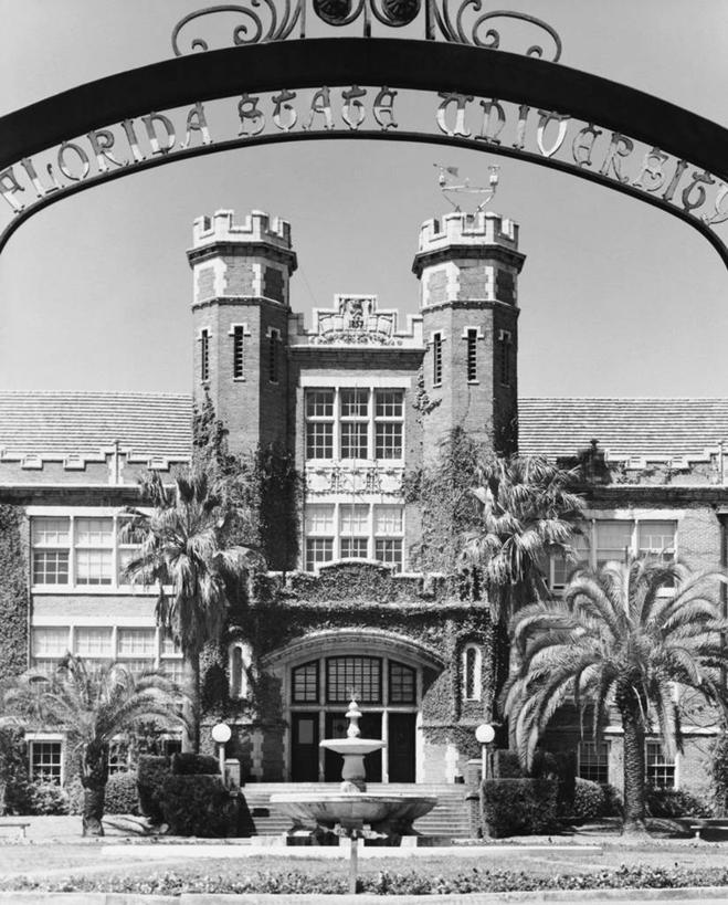 无人,学校,教学楼,竖图,黑白,室外,白天,窗户,建筑,路灯,喷泉,棕榈树,美国,文字,拱门,教育,校园,树,天空,教室,摄影,英文字母,北美,北美洲,美洲,佛罗里达,佛罗里达州,佛州,阳光州,北亚美利加洲,亚美利加洲,塔拉哈西,大学,教学大楼,美利坚合众国