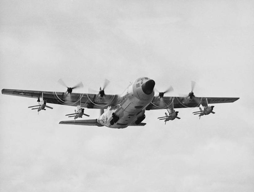 无人,横图,黑白,室外,白天,仰视,飞机,军事,螺旋桨,飞,天空,运输,摄影,空军,飞行器,军用机,C-130运输机,低角度拍摄,美国空军,过去