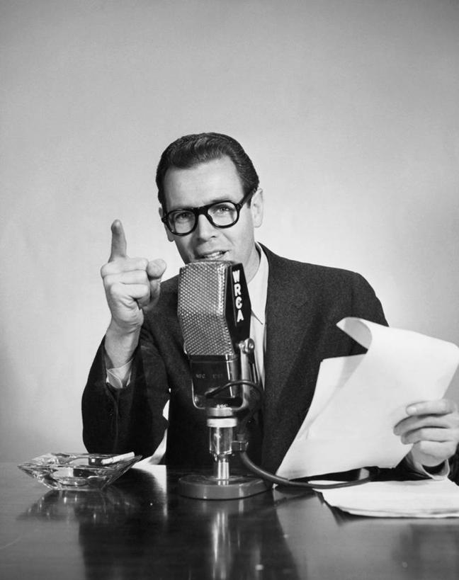 西方人,成年人,中年人,老年人,一个人,坐,竖图,黑白,室内,通讯,桌子,欧洲,欧洲人,仅一个男性,套装,正装,眼镜,纸,收音机,演讲,摄影,麦克风,传播,演说,肖像,老年男性,中年男性,白种人,说话,半身,传媒