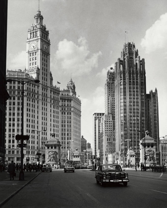 竖图,室外,白天,城市,道路,建筑,路,路灯,摩天大楼,公路,汽车,美国,行人,阴影,时间,云,塔,交通,钟塔,车,天空,交通工具,办公大楼,运输,摄影,高,北美,载具,群众,市区,伊利诺斯州,芝加哥市,钟,马路,步行,彩图,箭牌大厦,库克县