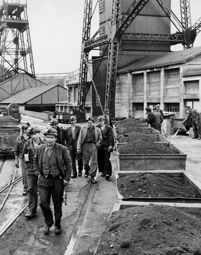 成年人,中年人,老年人,人群,竖图,俯视,黑白,室外,白天,采矿业,英国,欧洲,推车,古典,休闲装,工人,职业,力量,工业,角度,摄影,矿坑,离开,矿产,年龄,矿物,煤,威尔士,合伙,矿工,团结,危险,老年男性,男人,年轻男性,中年男性,年轻人,员工,步行,高角度拍摄,矿山工人,匠人,劳动者,体力工,韧性